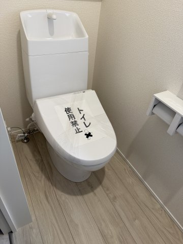 リナージュ前橋大利根町2丁目24-1期　１号棟　新築戸建のトイレ|1階トイレです。清潔感のある白を基調としています。
温水洗浄・便座暖房機能の付いた快適なトイレです☆