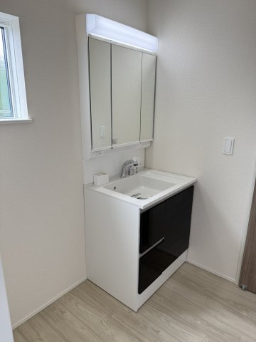 リナージュ前橋大利根町2丁目24-1期　１号棟　新築戸建の独立洗面台|シャワー水栓付き洗面台で朝の身支度もバッチリです！
洗面台には収納スペースもあり洗面室もすっきり片付きますよ！