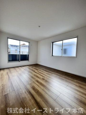 【新築戸建】　いわき市平下平窪6期の洋室|同社施工イメージです。　洋室は和室と比べて家具を置いたり敷物を敷いたりと、カスタマイズ性が高いので、自分の好みの部屋にしやすいです。