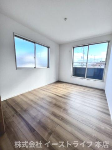 【新築戸建】　いわき市平下平窪6期の子供部屋|同社施工イメージです。　窓から日が差し込む明るい洋室。シンプルな造りなので配置するインテリア次第でお好きなお部屋の雰囲気に変えられます。