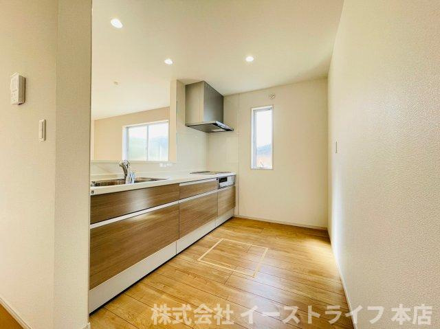 【新築戸建】　いわき市平下平窪6期のキッチン|同社施工イメージです。　対面式キッチンなので、リビングルームにいるご家族の様子を見ながら調理ができ、小さなお子様がいる家庭でも安心です。　