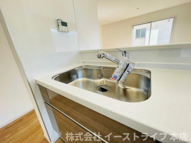 【新築戸建】　いわき市平下平窪6期のキッチン|同社施工イメージです。　対面キッチンならつくりたてのお料理をすぐに食卓へ〇配膳しながら調理ができるので調理スペースを広く使用でき、作業効率も上がりますね！