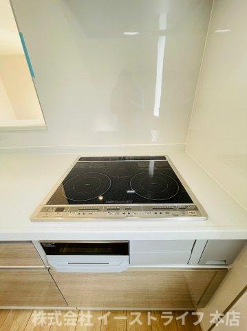 【新築戸建】　いわき市平下平窪6期のキッチン|同社施工イメージです。　ＩＨクッキングヒーターなので火の使用がありません。お子様との料理も安全に楽しめそうですね(^^)