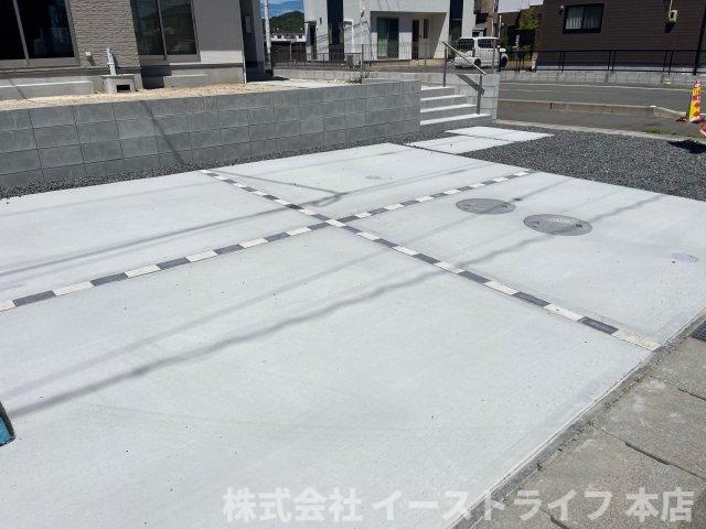 【新築戸建】　いわき市平下平窪6期の駐車場|同社施工イメージです。　2～3台駐車可能