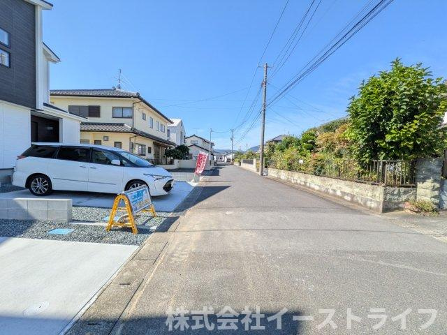 【新築戸建】　【オール電化】　いわき市平下平窪6期の居間・リビング|同社施工イメージです。一日の中で多くの時間を過すことになるリビングダイニングだからこそ、いつも穏やかな空間であることが必然。爽やかな通風と採光を存分に感じる事が出来る空間です。