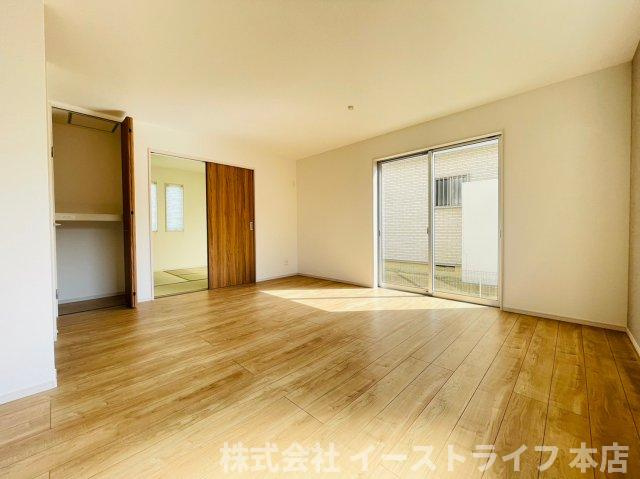 【新築戸建】　いわき市平下平窪6期の居間・リビング|同社施工イメージです。一日の中で多くの時間を過すことになるリビングダイニングだからこそ、いつも穏やかな空間であることが必然。爽やかな通風と採光を存分に感じる事が出来る空間です。