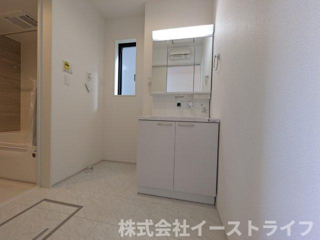 【新築戸建】　【オール電化】　いわき市平下平窪6期の脱衣所|同社施工イメージです。　収納スペースが豊富で、鏡の周りには棚もあるため、洗顔用品や歯ブラシ、うがい用のコップ、整髪料、スキンケア用品、化粧品などを置いて整理することができます。