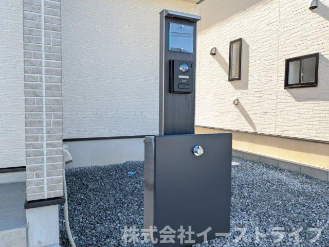 【新築戸建】　【オール電化】　いわき市平下平窪6期の防犯設備|同社施工イメージです。　TVモニター付きインターフォンを使う大きなメリットは、カメラが付いていることによる防犯性の高さです。