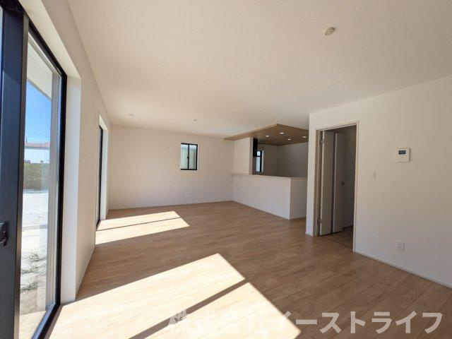 【新築戸建】　【オール電化】　いわき市平下平窪6期の居間・リビング|同社施工イメージです。　16帖あるリビングは、ご家族との団欒をするのにぴったりのスペースです。