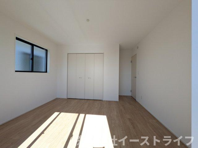 【新築戸建】　【オール電化】　いわき市平下平窪6期の洋室|同社施工イメージです。　洋室は和室と比べて家具を置いたり敷物を敷いたりと、カスタマイズ性が高いので、自分の好みの部屋にしやすいです。