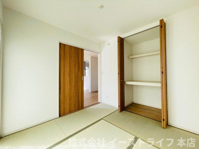 【新築戸建】　いわき市平下平窪6期の和室|同社施工イメージです。　お部屋でゆったりとした時間を過ごしたい人には、畳がある和室がオススメです。
畳は、楽な体勢で過ごせ、リラックスさせる効果のあるい草の香りなど、ゆったりとくつろげるのが魅力です！