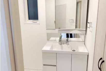 廿日市市串戸四丁目　№35561の独立洗面台|3面鏡の裏には
便利な収納付き