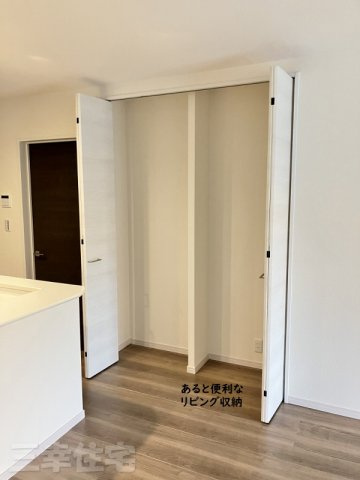 碧南市住吉町のキッチン|キッチンから暖かな陽が差しこむリビングに向かってご家族の笑顔を見ながらお料理できる対面キッチンです♪