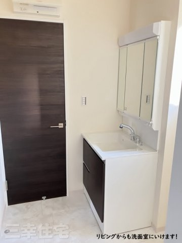 碧南市住吉町の洗面所|洗面室には玄関とキッチンから、どちらからでも行くことができます