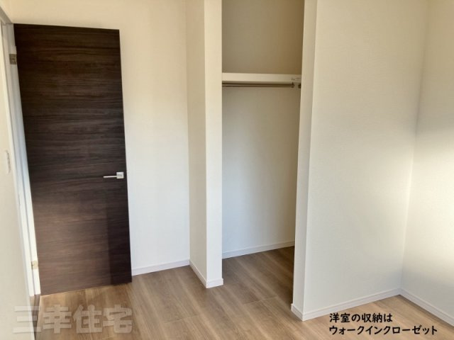 碧南市住吉町の収納|ウォークインクローゼットには扉がありません。荷物の出し入れにわずらわしさが軽減されます