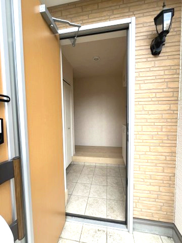 幸手市中５丁目　中古戸建の玄関