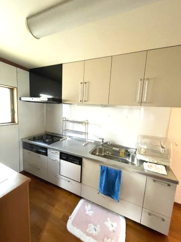 三和町上壱の家のキッチン|ガスコンロはビルトイン3口