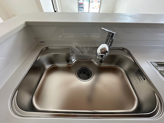 【新築戸建】　いわき市郷ケ丘5期のキッチン|浄水器が設置されており、安全でおいしい水を手軽に利用できます。