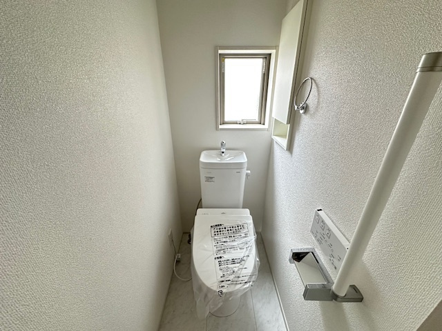 【新築戸建】　いわき市郷ケ丘5期のトイレ|シンプルながらも落ち着くデザインです。洗浄機付き温水便座で機能性もばっちりです