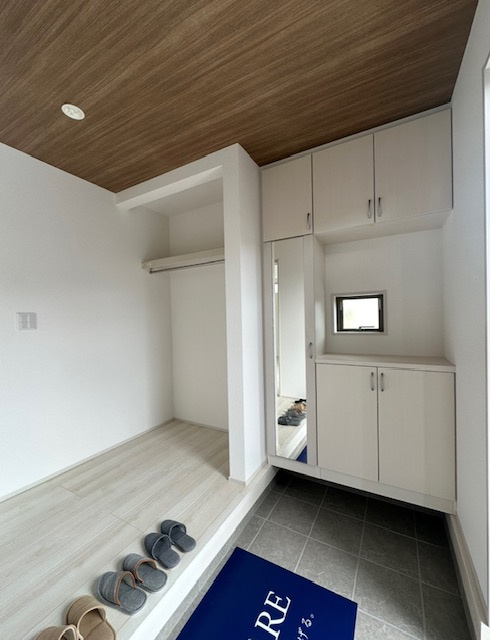 【新築戸建】　いわき市郷ケ丘5期の玄関|玄関はお家の顔です！シューズインクローゼットが完備されているので、玄関をスッキリ見せることが出来ます。