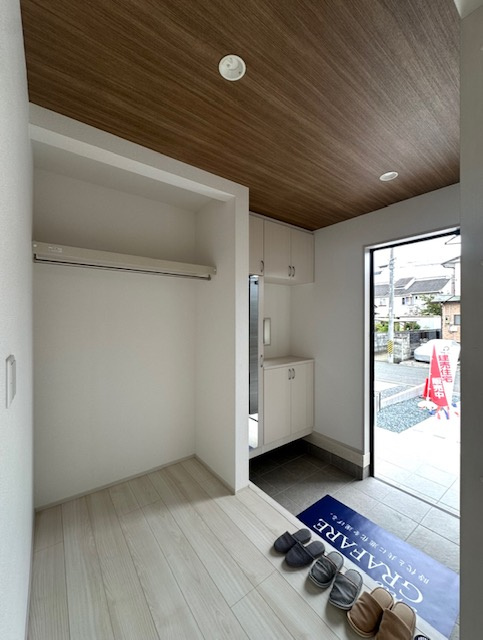 【新築戸建】　いわき市郷ケ丘5期のその他|シューズクロークの隣には、コートなどをかけて置ける収納スペースがあり、とても役立ちそうです。