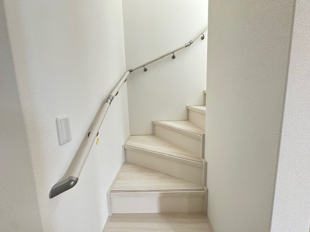 【新築戸建】　いわき市郷ケ丘5期の内装|階段には手すりが付いていて安心です。