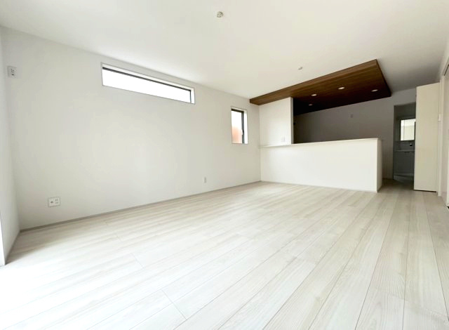 【新築戸建】　いわき市郷ケ丘5期の居間・リビング|キッチンからリビングを見渡せる間取りは、小さいお子さんやペットのいるご家庭に人気があります