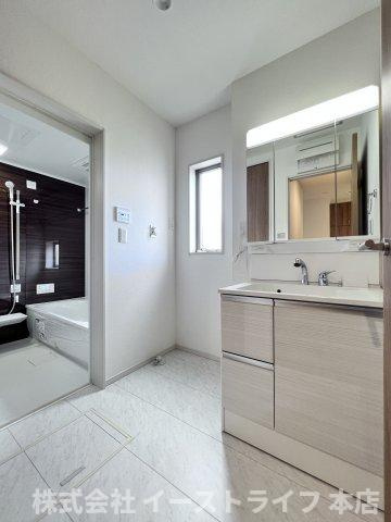 【新築戸建】　いわき市小名浜林城の洗面所|同社施工イメージです。　収納スペースが豊富で、鏡の周りには棚もあるため、洗顔用品や歯ブラシ、うがい用のコップ、整髪料、スキンケア用品、化粧品などを置いて整理することができます。