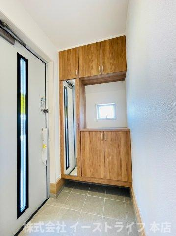 【新築戸建】　いわき市小名浜林城の玄関|同社施工イメージです。　シューズクローゼットが完備されたシンプルで明るい玄関です。