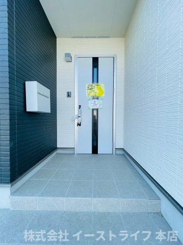 【新築戸建】　いわき市小名浜林城の玄関|同社施工イメージです。　玄関ポーチも設置されているので、お客様からも好印象のお家です！