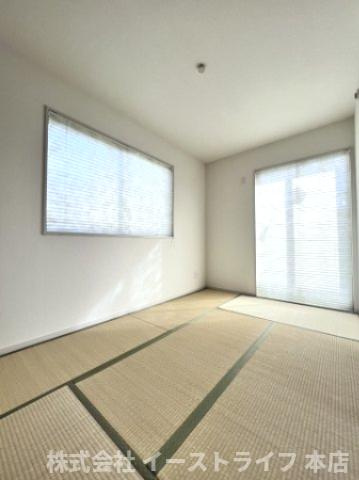 【新築戸建】　いわき市小名浜林城の和室|同社施工イメージです。　リビングとつながる畳敷きのお部屋はお客様が遊びに来た時にも使えますし、ちょっと疲れた時にお昼寝できるのもうれしいですね(^^)/