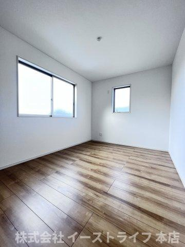 【新築戸建】　いわき市小名浜林城の寝室|同社施工イメージです。　家具などのインテリアともマッチしておしゃれ感が出しやすく、身の回りの整理がしやすいのも魅力な洋室です。