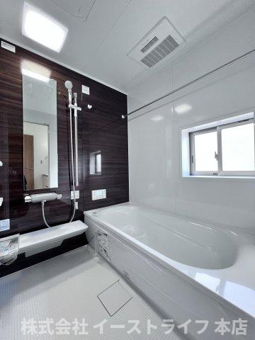 【新築戸建】　いわき市小名浜林城の浴室|同社施工イメージです。　１坪サイズのバスルーム。浴室換気乾燥機を標準装備。乾きやすい床やお手入れのしやすい排水口など、いつも清潔にご使用いただけます。