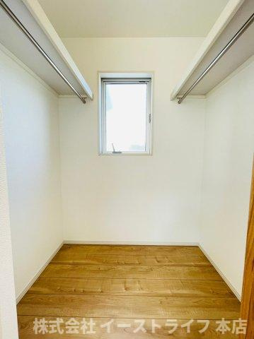 【新築戸建】　いわき市佐糠町東2期の収納|同社施工イメージです。　ウォークインクローゼット内には衣類はもちろん、帽子やバッグ、アクセサリーなどの小物も収納することができます。