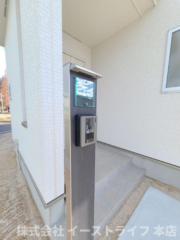 【新築戸建】　いわき市佐糠町東2期の防犯設備|同社施工イメージです。　TVモニター付きインターフォンを使う大きなメリットは、カメラが付いていることによる防犯性の高さです。