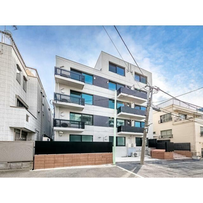【外観】 | ウェルスクエアイズム西新宿 | 鉄筋コンクリート造のがっちりとした建物。