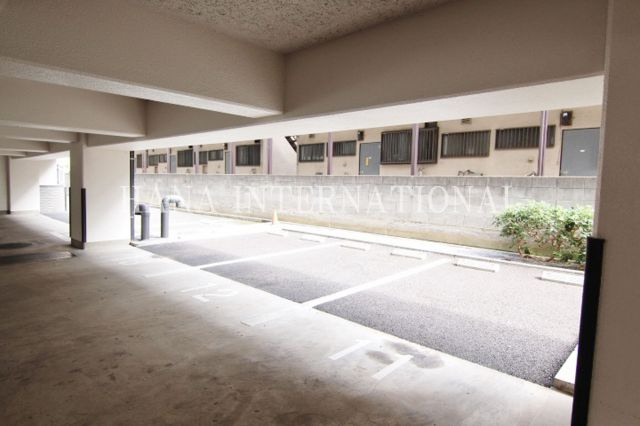 シャトレゲンジの駐車場