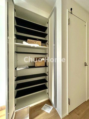 【玄関】 | 江戸川区北小岩7丁目新築分譲住宅 | 【玄関】玄関には大型のシューズクローゼットを設置しておりますのでいつでもスッキリりとした空間を保てます。玄関周りを清潔に使うのはとても大事なことですよね。