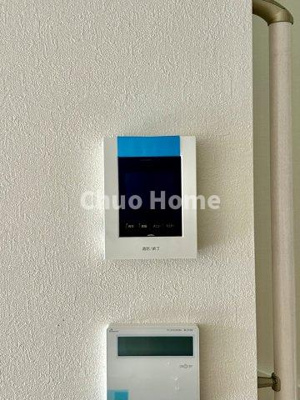 【セキュリティ】 | 江戸川区北小岩7丁目新築分譲住宅 | 【モニターホン】誰が来たかすぐにわかるカラーモニター付きインターホン。通話ボタンを押すまでは室内の音は漏れていませんので相手を確かめてから応対できます。