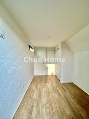 【寝室】 | 江戸川区北小岩7丁目新築分譲住宅 | 【寝室】心と体をゆったりと安らげる主寝室。寝室のゆとりが大きい分だけ、暮らしの安らぎは深まります。一日の疲れを癒すだけでなく、ご夫婦の親密な語らいを紡ぎ出します