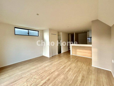 【キッチン】 | 江戸川区北小岩7丁目新築分譲住宅 | 視界に広がりを生むオープンなキッチン。料理や片付けをしながら、家族との会話を楽しんだり、リビングで遊ぶ子どもを見守れます。ご見学時には家具の配置などもイメージしながらぜひご覧になって見て下さい。