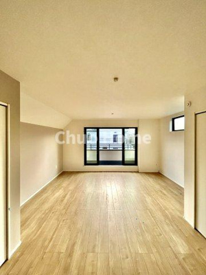 【居間・リビング】 | 江戸川区北小岩7丁目新築分譲住宅 | 【リビングダイニング】一日の中で多くの時間を過すことになるリビングダイニングだからこそ、いつも穏やかな空間であることが必然。爽やかな通風と採光を存分に感じる事が出来る空間です。