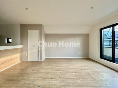 【ダイニング】 | 江戸川区北小岩7丁目新築分譲住宅 | 【ダイニング】忙しい朝でも、しっかり家族が揃って食事をして頂けるゆとりある大きさのダイニングスペース。奥様が作る手料理をカウンター越しに受けとって頂き、テーブルで囲む素敵な時間を存分に愉しんで下さい。