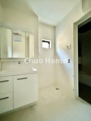 【ランドリースペース】 | 江戸川区北小岩7丁目新築分譲住宅 | 【ランドリースペース】担当者がスケールを持ち歩いておりますので、ご見学時には現在お使いの洗濯機などがきちんと収まるかなどもチェックして下さい。見学前に測っておくと非常に便利だと思います。