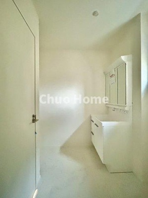 【脱衣所】 | 江戸川区北小岩7丁目新築分譲住宅 | 【洗面所】明るい洗面所は朝をすっきりさせてくれる空間です。バタバタしている忙しい朝でも収納が多い洗面台では短い時間で効率良く支度ができます。