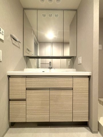 ザ・札幌タワーズ　ウェストタワーの独立洗面台|収納が充実した3面鏡付洗面化粧台！