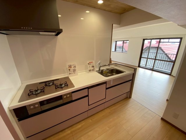 ユニーブル晴丘B棟のキッチン|システムキッチン♪十分な作業スペースがあるので料理がしやすいですね！