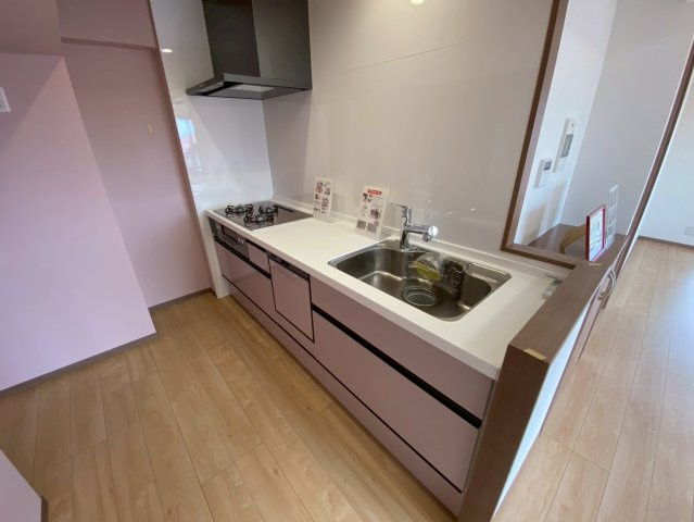 ユニーブル晴丘B棟のキッチン|広々スペースでご家族や友人と一緒にキッチンに立ってお料理が作れます♪