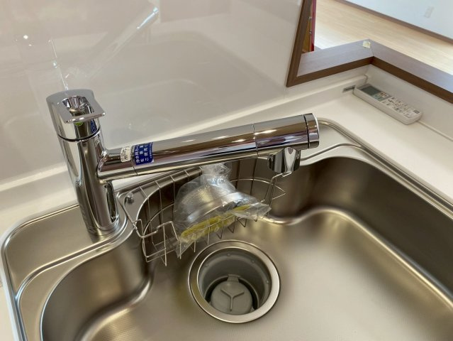 ユニーブル晴丘B棟の設備|引き出し式のヘッドになっていてシンクのお掃除も楽々♪手元で切り替えができる浄水器内蔵！