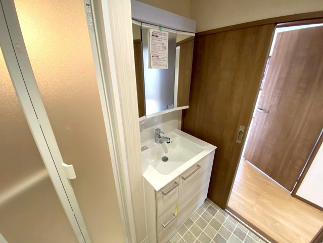 ユニーブル晴丘B棟の独立洗面台|三面鏡付シャンプードレッサー洗面台で朝の忙しい準備も楽々♪